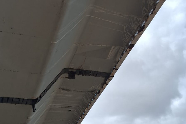 Reportan caída de concreto del puente ubicado en la Calzada Zaragoza