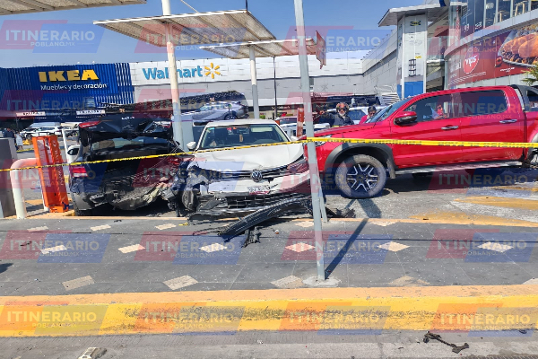 Fuerte accidente en la Vía Atlixcáyotl deja heridos y una víctima mortal