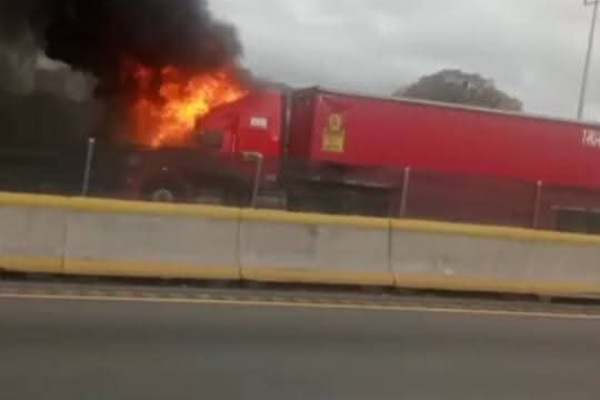 Reportan quema de vehículos y Oxxo en Puebla tras abatimiento de “El Mencho”