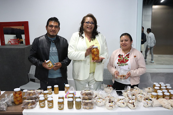 Promueve Gabriela Chumacero cultura y trabajo artesanal poblano 