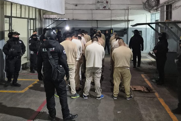 Realizan operativo para trasladar a 30 reos del Cereso de San Pedro Cholula