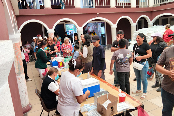 IMSS-Bienestar y gobierno estatal mantienen vacunación en mercados y plazas