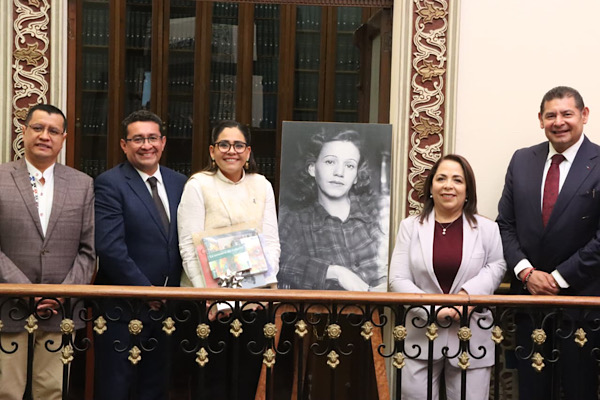 Devela Congreso del Estado placa para nombrar el Salón de Protocolo “Elena Garro” en la Antigua Sede