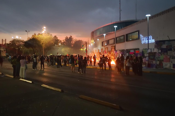 FGE asegura que utilizó extintor durante protestas para sofocar fuego