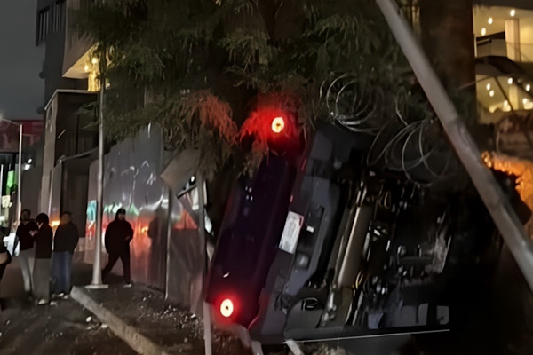 Muere joven atropellado tras volcadura en Lomas de Angelópolis