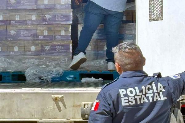 Seguridad Pública recupera tractocamión robado con productos lácteos en Huixcolotla