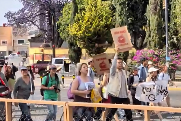 Protestan estudiantes contra el Cablebús y agreden a subsecretario de Gobernación
