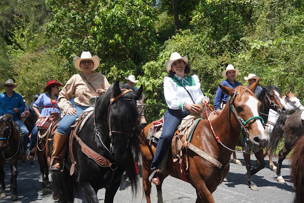Destaca Guadalupe Vargas la importancia de las tradiciones y el sector ganadero en cabalgata de Xicotepec