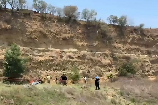 Cuatro jóvenes mueren tras caer a barranco en Coronango