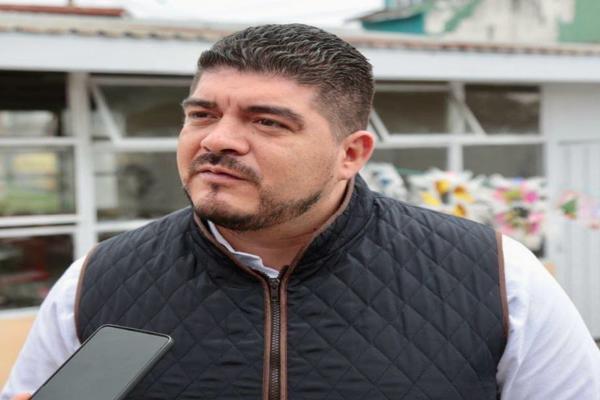 Diputado morenista Zenyazen Escobar reta a golpes al legislador priista Carlos Mancilla