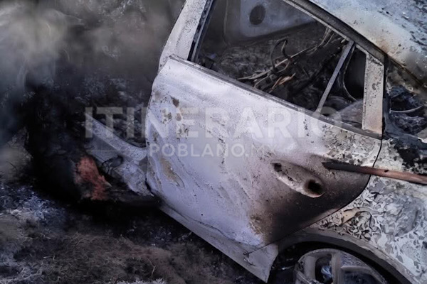 Localizan cuerpo calcinado dentro de vehículo incendiado en Amozoc