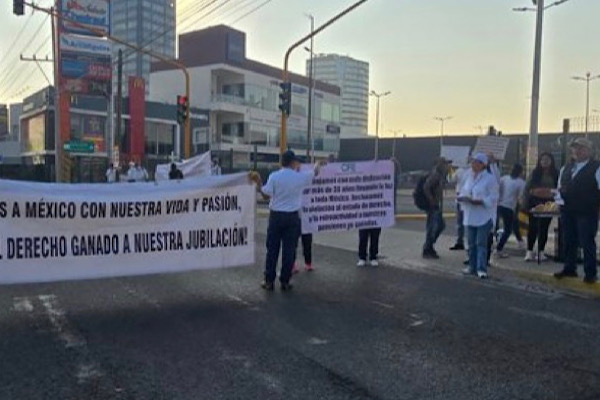 Pensionados de la CFE se manifiestan en la Vía Atlixcáyotl; piden diálogo con la Federación