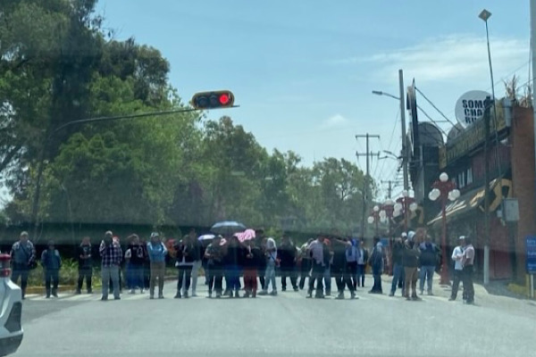 Protestan maestros en Oficialía Mayor; piden destitución de Iván García Pérez