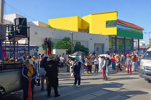 Integrantes de la 28 de Octubre piden justicia por Meztli; colapsan el tráfico