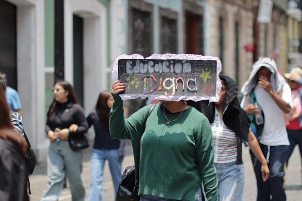 Estudiantes de la FNERRR marchan para exigir solución a sus peticiones