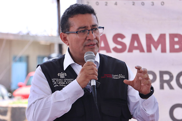 Con trabajo cercano a la gente, Pável Gaspar acompaña asambleas comunitarias en la Mixteca