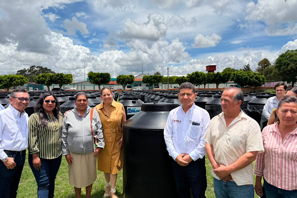 Abasto de agua, acto de justicia social, enfatiza Laura Artemisa en entrega de tinacos