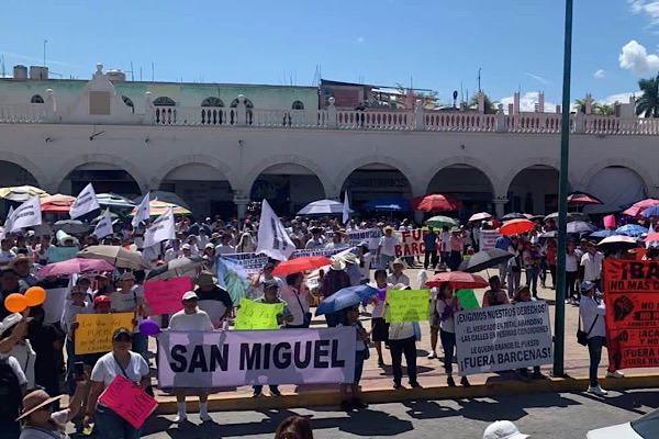 Habitantes de Acatlán de Osorio realizan marcha para solicitar destitución de alcaldesa