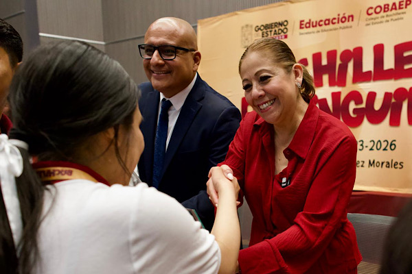 Puede cambiarse estrategia pero no la meta, dice Laura Artemisa a estudiantes