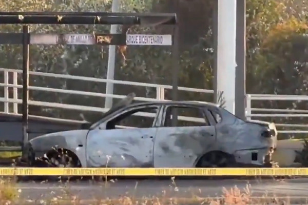 Hallan dos cuerpos calcinados dentro de un vehículo incendiado en el Periférico Ecológico
