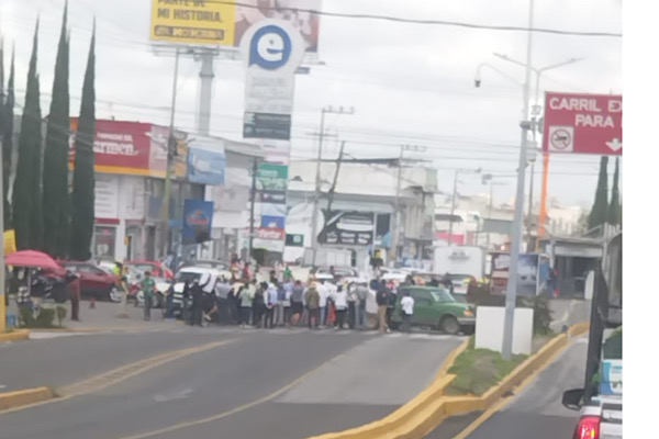 Vecinos de San Andrés Cholula se manifiestan en la Secretaría de Desarrollo Sustentable