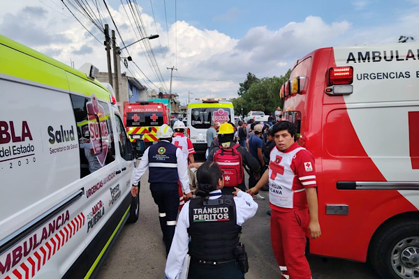 Niveladora de vías impacta unidad de la Ruta 50 en San Antonio Abad; hay 15 lesionados