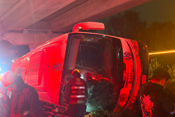 Volcadura de autobús escolar deja nueves hospitalizados
