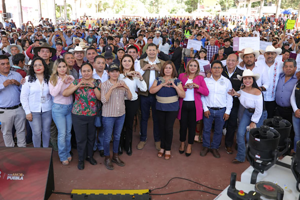 Ixtacamaxtitlán recibe apoyos estatales sin precedentes en maquinaria, fertilizantes y reforestación