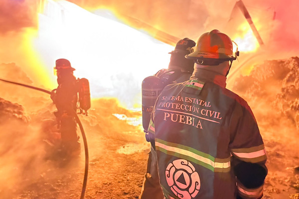 Coordinación interinstitucional contiene incendio y salvaguarda población en Puebla