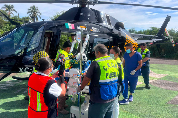 Trasladan vía aérea a paciente desde Acatlán de Osorio a la ciudad de Puebla