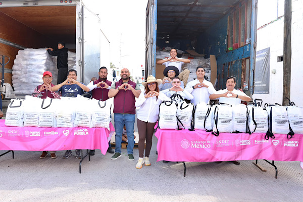Sedif entrega canastas alimentarias a familias vulnerables de la capital poblana