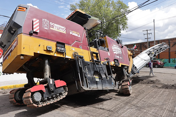 Socavón en la avenida 18 Poniente afecta maquinaria estatal