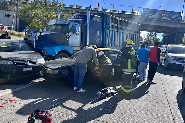 Accidente en Periférico Ecológico y 14 Sur deja lesionados y congestión vial