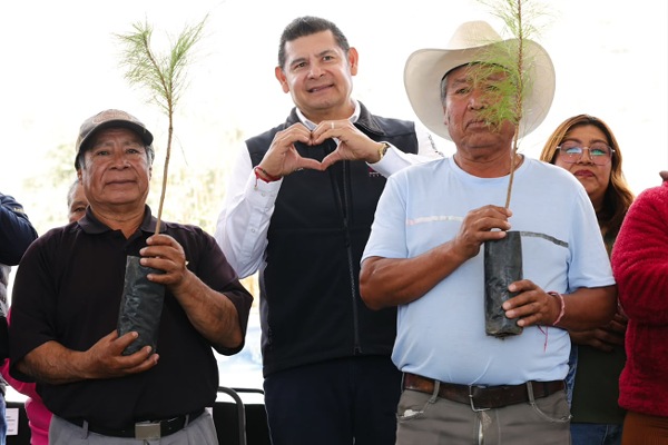 Gobernador Alejandro Armenta acerca maquinaria y tecnología agrícola a San José Chiapa