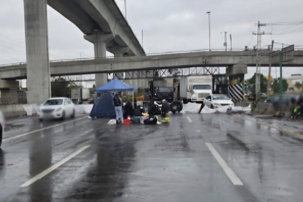 Madres buscadoras mantienen bloque en la México-Toluca; llevan más de 24 horas