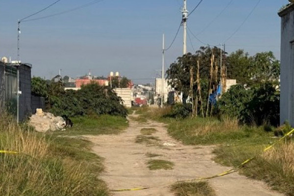 Localizan cuerpo de un hombre atado y con presunto narcomensaje en Los Encinos