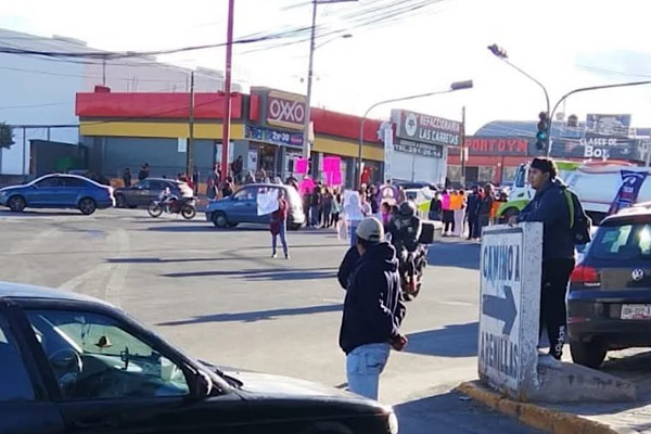 Bloquean bulevar Valsequillo para exigir liberación de detenido