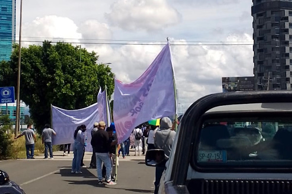 Conductores de “Palalias Tours” se manifiestan en la caseta de Atlixco