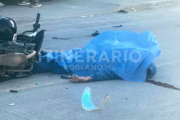 Muere motociclista tras chocar contra microbús de la Ruta 25 en Puebla; portaba una pistola