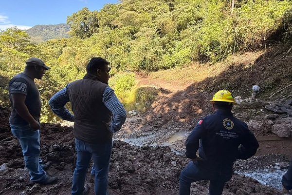 Órdenes de Gobierno y Fuerzas Armadas atienden deslizamiento de tierra en Pahuatlán